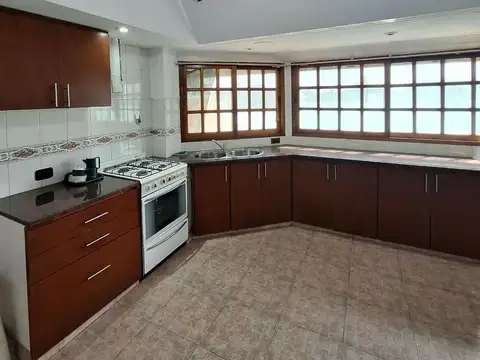Depto Tipo Casa en Alquiler de 4 ambientes
