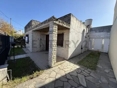 VENTA Casa 3 Amb. con Patio, Cochera , QUINCHO y Terraza – Zona Comercial – Escritura y Planos – Los