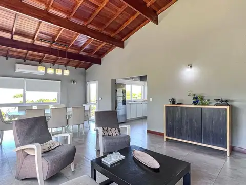 VENTA CASA 6 AMBIENTES SIERRA DE LOS PADRES PILETA