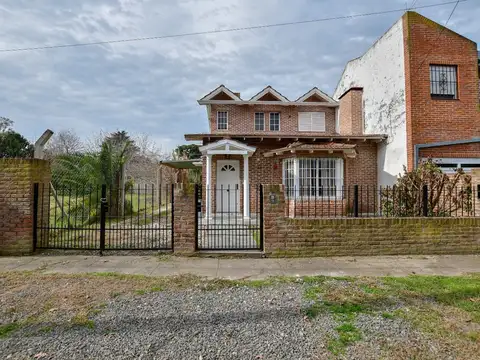 Casa en venta 4 ambientes con patio City Bell.