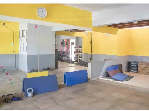 Casa 6 ambientes con 2 baños