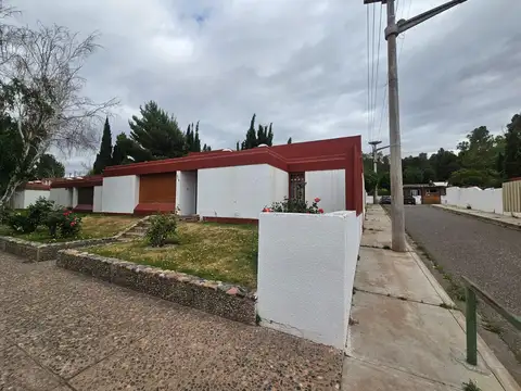 Venta casa original en Villa El Chocón