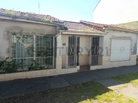 VENTA CASA 3 AMBIENTES CON COCHERA A RECICLAR