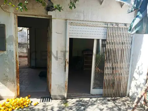 VENTA CASA 3 AMBIENTES CON COCHERA A RECICLAR