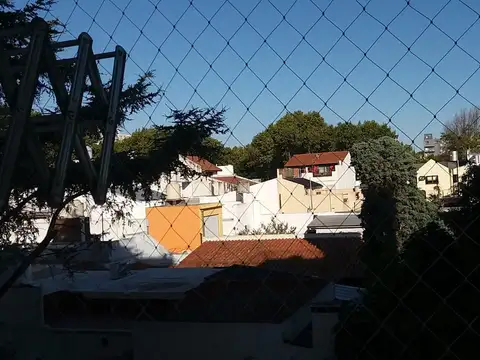 Excelente departamento con vista a pulmón de manzana.