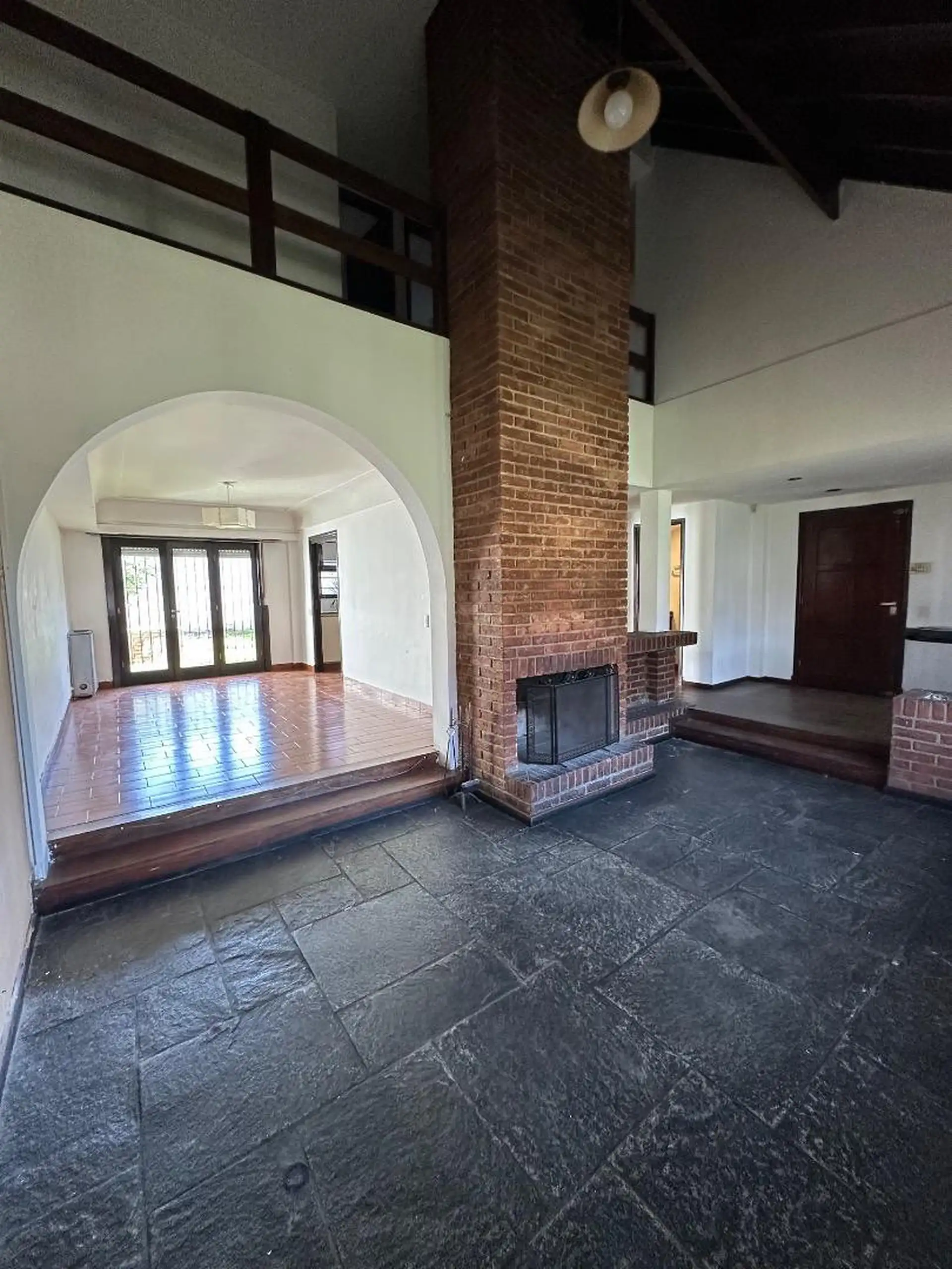 HERMOSO CHALET CUATRO AMBIENTES EN BARRIO PARQUE LURO