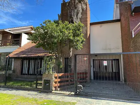 HERMOSO CHALET CUATRO AMBIENTES EN BARRIO PARQUE LURO