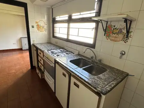 HERMOSO CHALET CUATRO AMBIENTES EN BARRIO PARQUE LURO