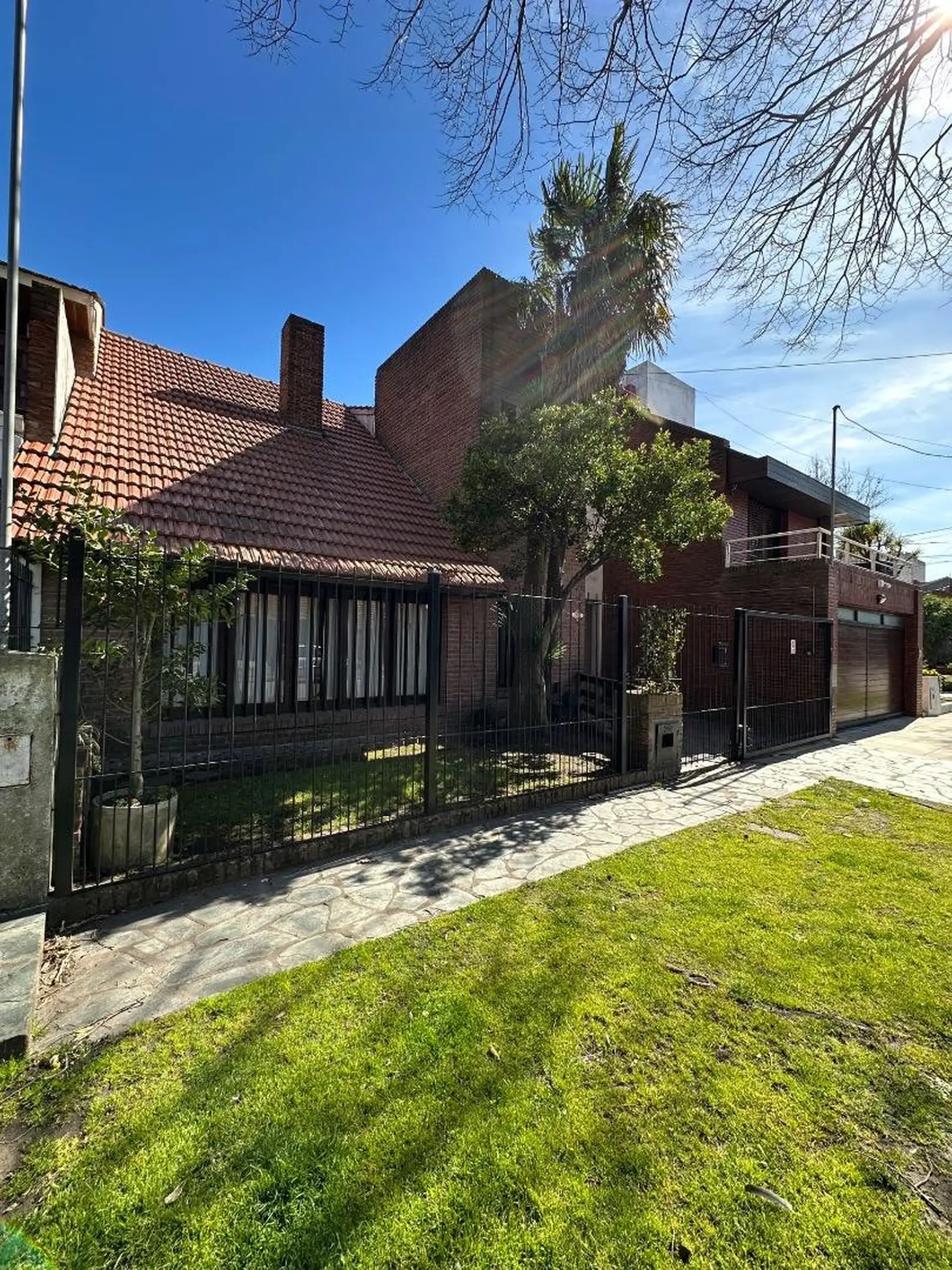 HERMOSO CHALET CUATRO AMBIENTES EN BARRIO PARQUE LURO
