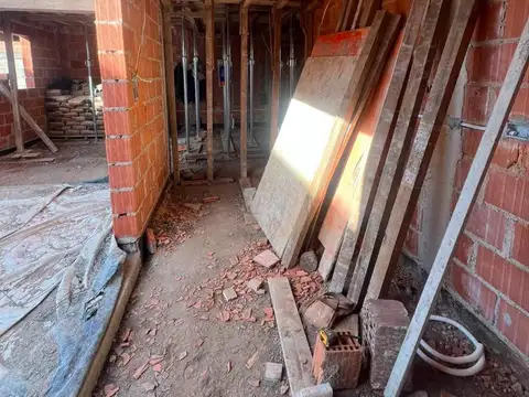 VENTA QUEBRADA DE MANANTIALES CON PILETA 200 M2 CUBIERTOS