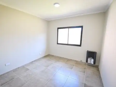 CASA  2 DORMITORIOS COCHERA y GRAN TERRENO
