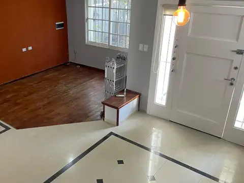 Casa en Alquiler con 3 cocheras