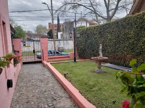 Casa 5 ambientes con 4 baños