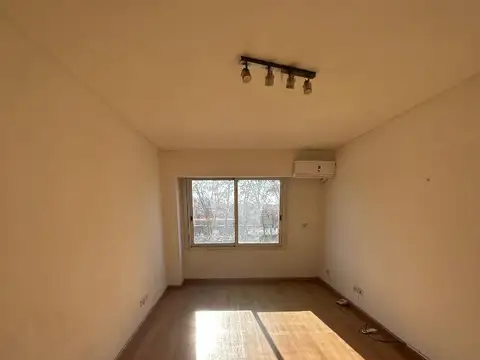 Monoambiente al frente sobre Av. Libertador muy luminoso 