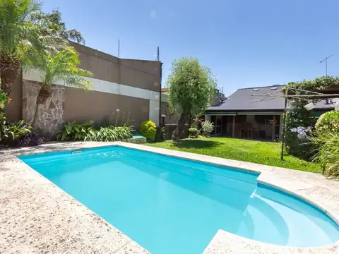VENTA CASA 5 AMB C/PARQUE/PILETA/COCHERA-PERMUTA