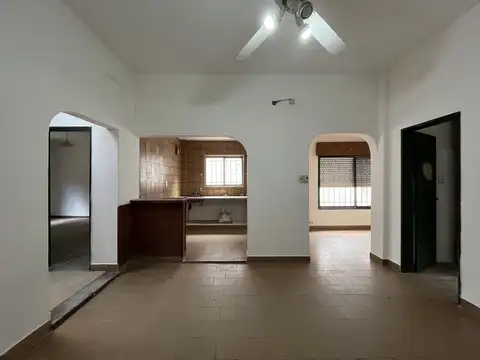 Amplia casa de tres ambientes con parque y piscina