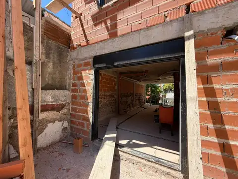 Casa tipo duplex de 3 ambientes con Patio y Cochera.