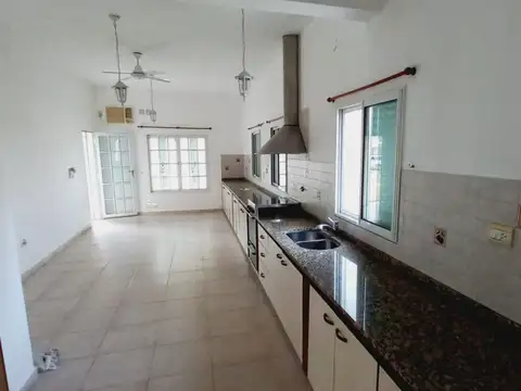 AMPLIA PROPIEDAD A LA VENTA, CON GRAN PARCELA DE TERRENO 