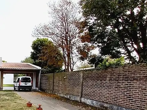 Amplia Propiedad Con Extenso Terreno!