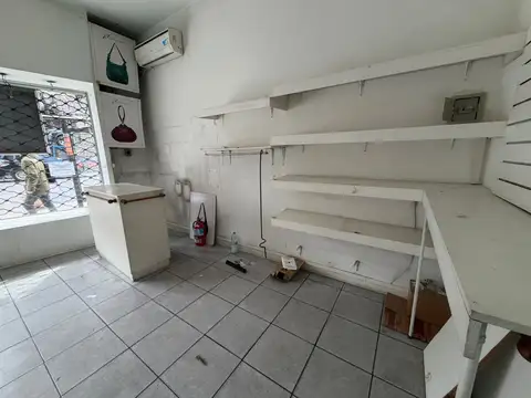 Exce local sobre Av. Scalabrini Ortiz. Excelente vidriera.