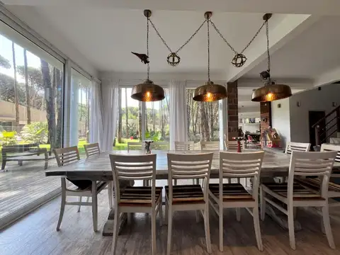 Casa 6 ambientes con 4 baños