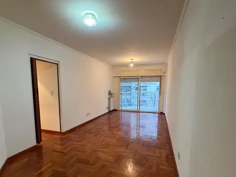 Excelente Semipiso de 3 Ambientes con Dependencia al Frente