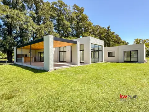 Casa en venta en La Esperanza, Club De Campo - 6 Ambientes
