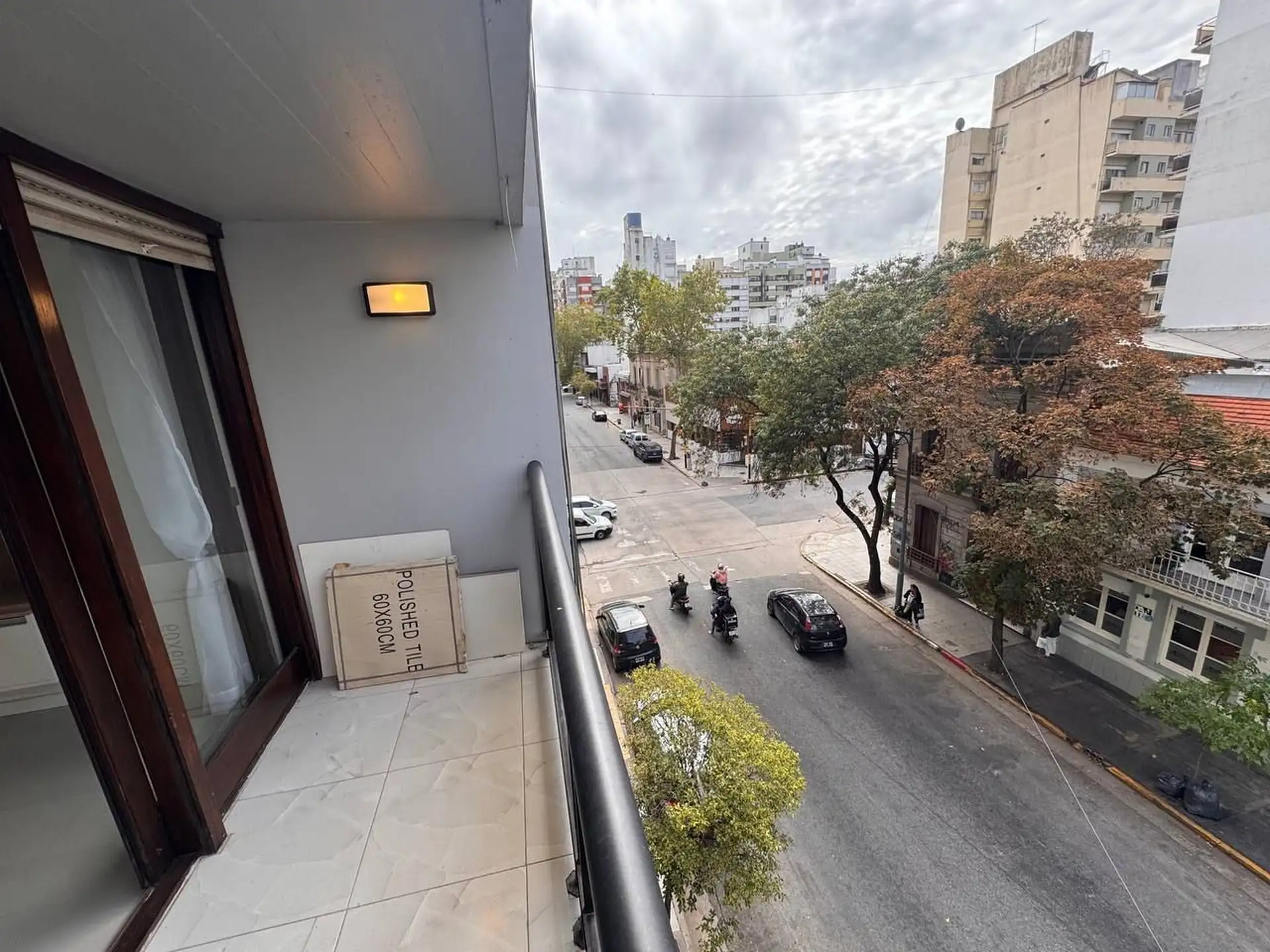 3 AMBIENTES AL FRENTE CON BALCÓN SALIENTE