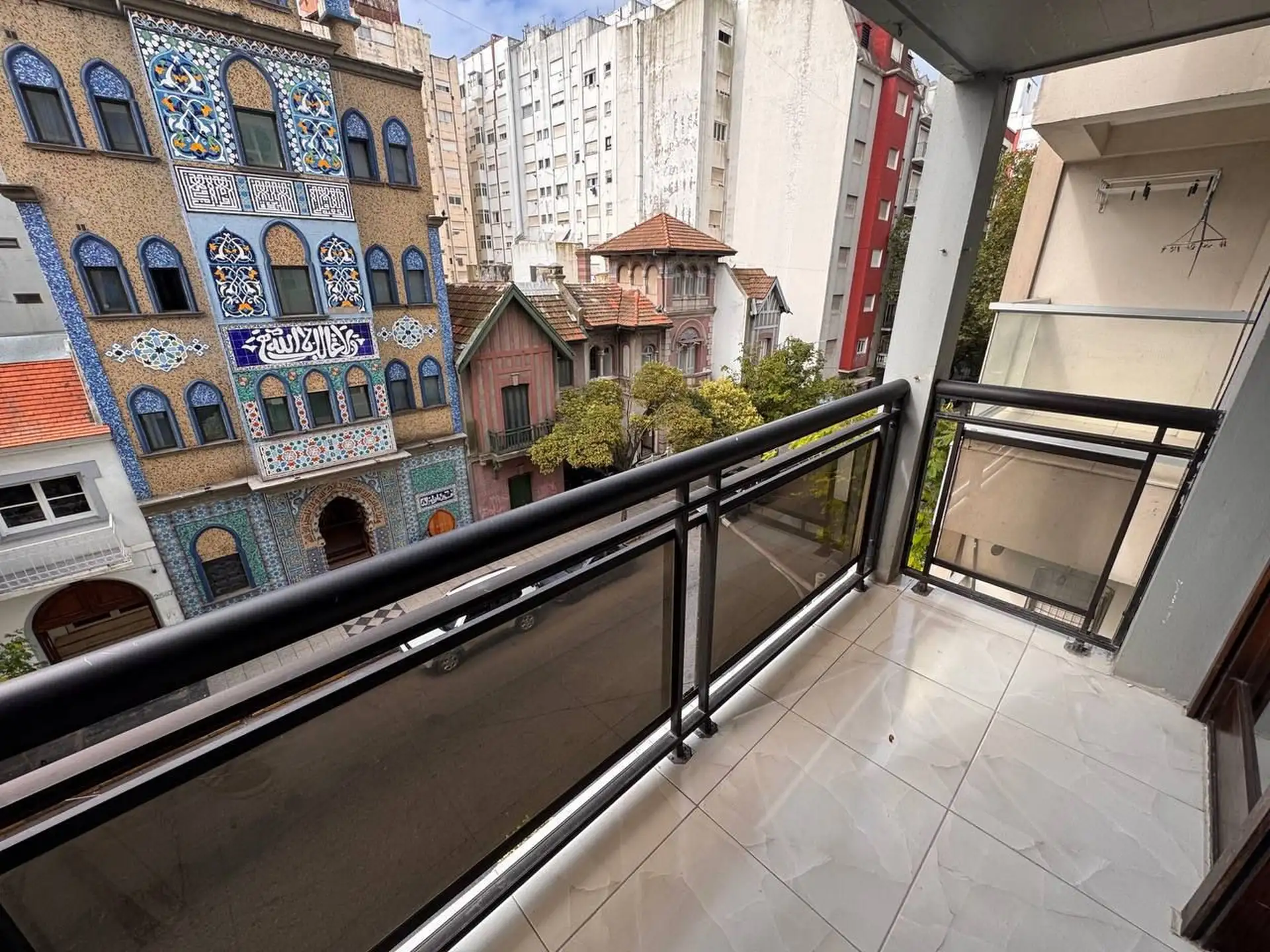3 AMBIENTES AL FRENTE CON BALCÓN SALIENTE