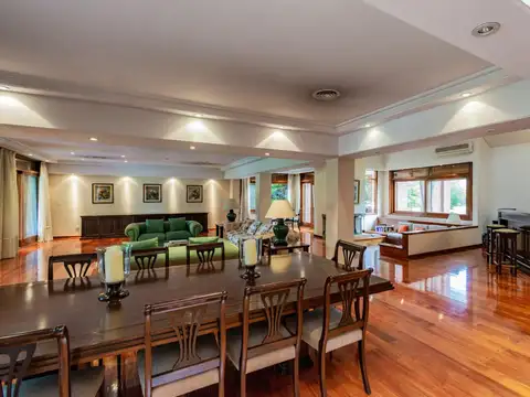 Casa en Venta con 7 cocheras