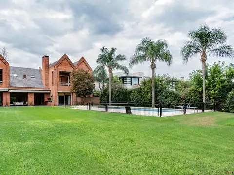 CASA EN COUNTRY ARMENIO DE 600M2. DIVINA