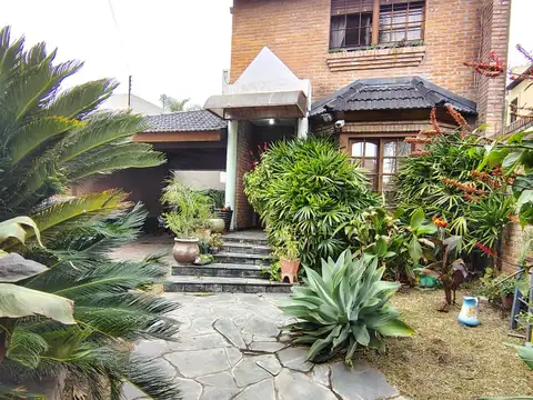 Casa Cinco Ambientes en Venta, Castelar Norte