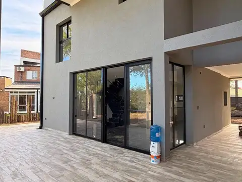 Casa 5 ambientes con 4 baños