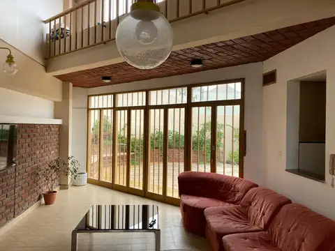 Casa 5 ambientes con 3 baños