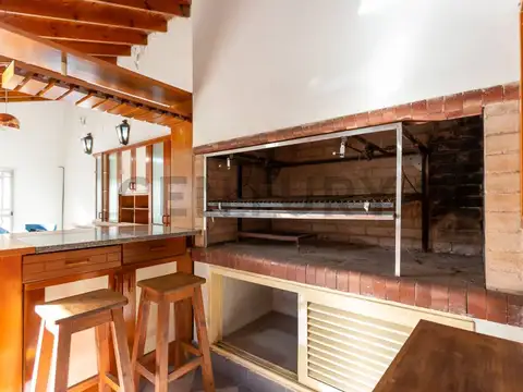 Casa 4 amb c/jardín, quincho y garage Villa Bonich. Permuta