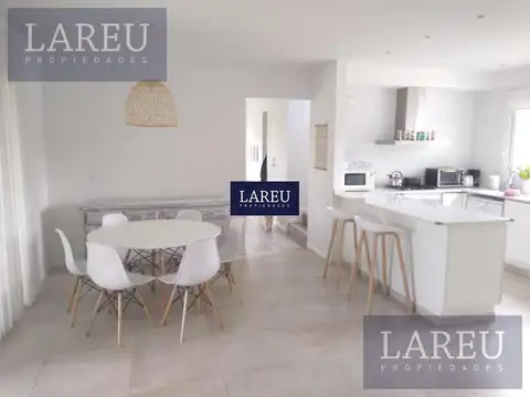 Casa 4 ambientes con 2 baños