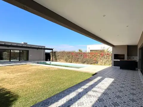 Casa 4 ambientes con 3 baños