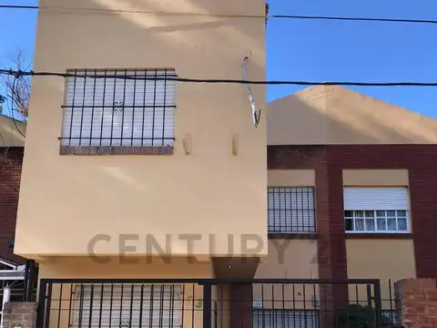 43 e/ 135 y 136 Amplio duplex de 3 dormitorios