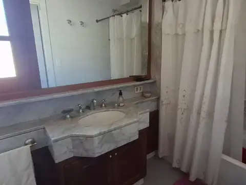 VENTA CASA 6 AMBIENTES QUILMES QUINCHO Y PARQUE