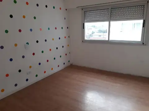 Departamento de 3 amb a la calle con vista abierta frente a la plaza