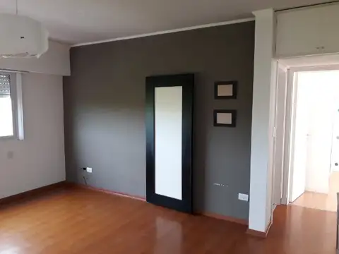 Departamento de 3 amb a la calle con vista abierta frente a la plaza