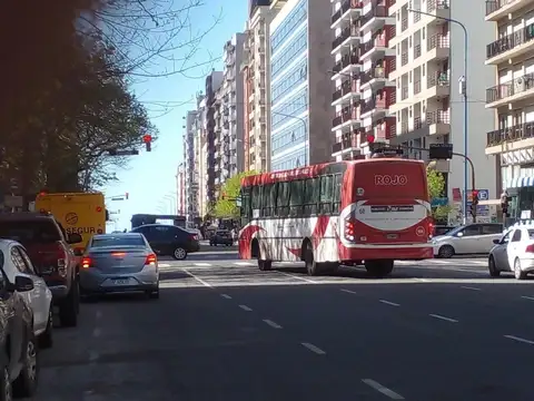 AMPLIO LOCAL COMERCIAL EN LO MEJOR DEL MICROCENTRO