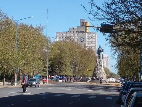 AMPLIO LOCAL COMERCIAL EN LO MEJOR DEL MICROCENTRO