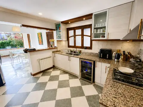 Casa en Alquiler con 2 cocheras