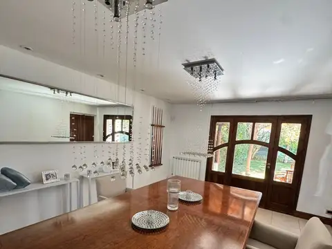 Casa 8 ambientes con 4 baños