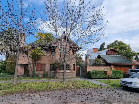 Importante chalet en Barrio Parque Calchaqui