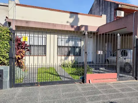 VENTA! CASA 4 AMB C/2 COCHERAS, FONDO C/QUINCHO EN TEMPERLEY