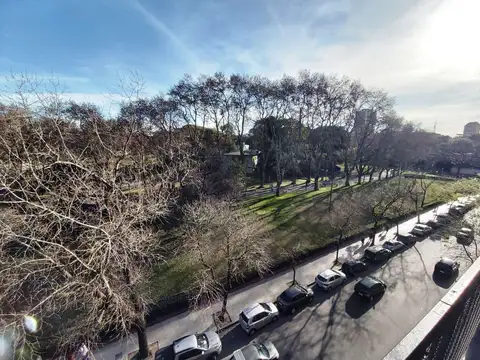 Excelente 2 ambientes al frente con balcón. Excelente estado y ubicación frente al parque! Apto prof