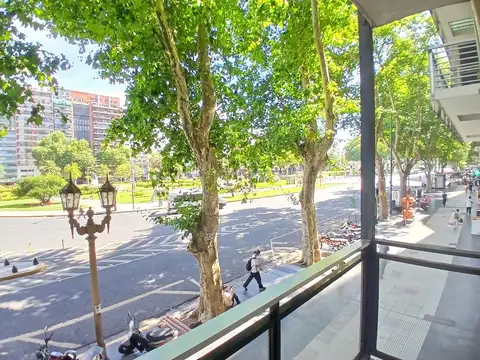 IMPECABLE DEPTO. AL FRENTE.- VISTA A LA PLAZA.- BALCÓN.-