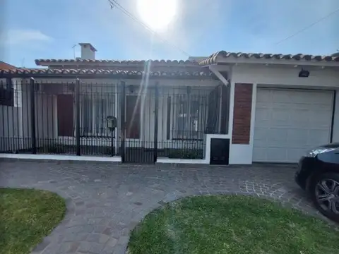 Casa en venta - 2 Dormitorios 1 Baño - 240mts2 - Castelar Norte